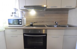 Private kitchen - Ideal Vacation Flat for a Comfortable Stay (Umag)