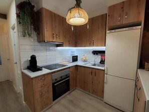 Réfrigérateur, four à micro-ondes, un four, surface de cuisson