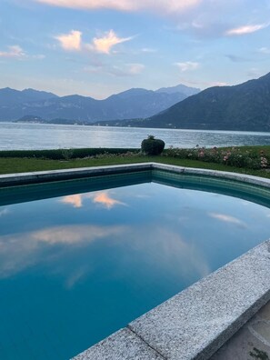A swimming pool with a clear view of mountains and a lake in the background. - Stately 400sqm VILLA direct LAKE ACCESS pool & botanical park. Full privacy. (Lenno)