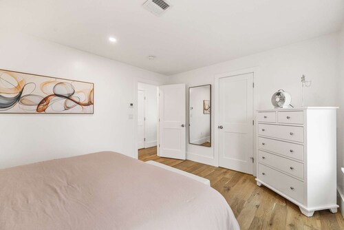 Warren House 2BR, Stunning Water Views Downtown
