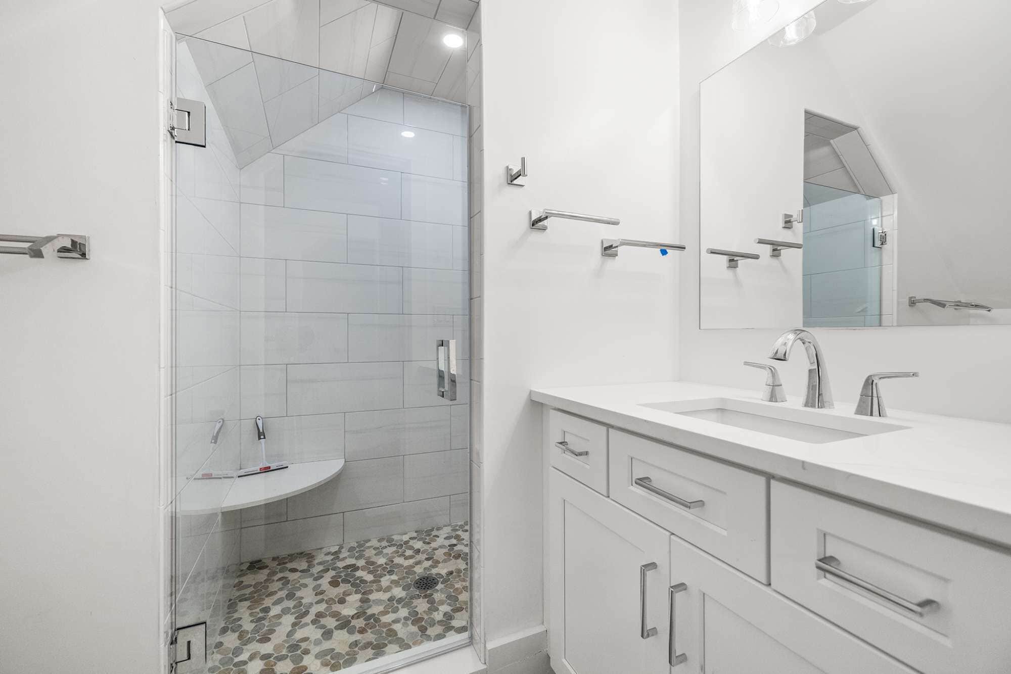 Douche, sèche-cheveux, serviettes fournies
