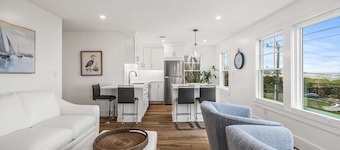 Warren House 2BR, Stunning Water Views Downtown