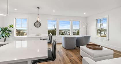 Warren House 2BR, Stunning Water Views Downtown