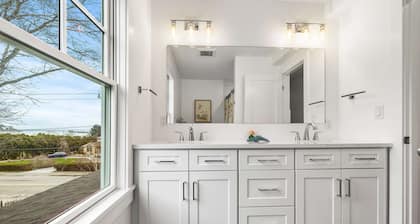 Warren House 2BR, Stunning Water Views Downtown