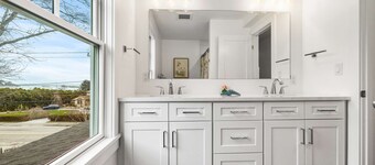 Warren House 2BR, Stunning Water Views Downtown