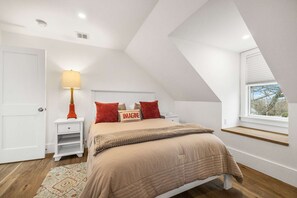 1 bedroom, desk, iron/ironing board, WiFi - Warren House 1BR, Stunning Water Views Downtown (Plymouth)