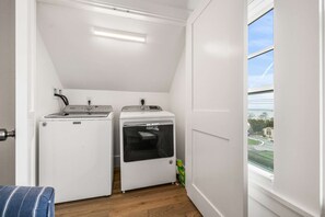 Interior - Warren House 1BR, Stunning Water Views Downtown (Plymouth)
