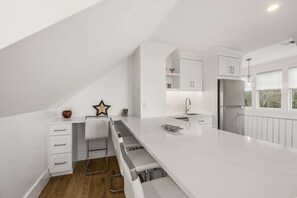 Fridge, microwave, oven, stovetop - Warren House 1BR, Stunning Water Views Downtown (Plymouth)