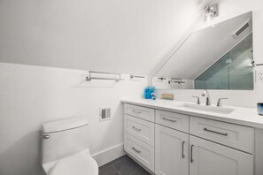 Shower, hair dryer, towels - Warren House 1BR, Stunning Water Views Downtown (Plymouth)