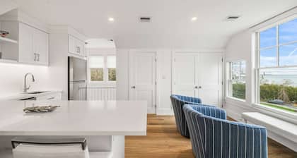 Warren House 1BR, Stunning Water Views Downtown