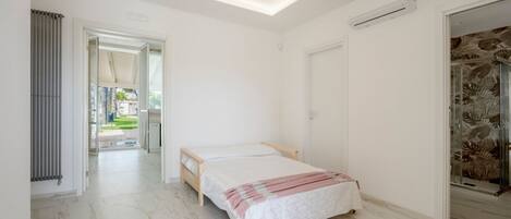 3 habitaciones y tabla de planchar con plancha