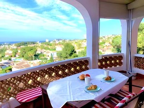 Outdoor dining - Holiday Home 'Villa Margarita' with Sea View, Wi-Fi and Air Conditioning (Denia)