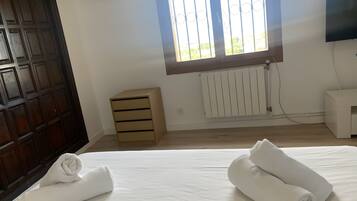 3 slaapkamers, een strijkplank/strijkijzer, wifi, beddengoed