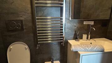 Chambre Double | Salle de bain | SĂšche-cheveux, serviettes fournies, savon, papier toilette