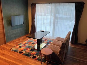 Living area - Only one guest per day is allowed to stay in a single house! Enjoy your privacy freely and slowly in the great nature of Lake Towada's Oirase Stream! It can accommodate up to 7 people and is ideal for families and groups. (十和田市大字奥瀬字十和田湖畔休屋)