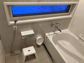 Bathroom - Only one guest per day is allowed to stay in a single house! Enjoy your privacy freely and slowly in the great nature of Lake Towada's Oirase Stream! It can accommodate up to 7 people and is ideal for families and groups. (十和田市大字奥瀬字十和田湖畔休屋)