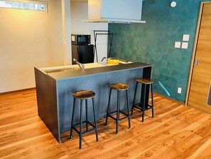 Private kitchen - Only one guest per day is allowed to stay in a single house! Enjoy your privacy freely and slowly in the great nature of Lake Towada's Oirase Stream! It can accommodate up to 7 people and is ideal for families and groups. (十和田市大字奥瀬字十和田湖畔休屋)