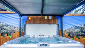 A hot tub with a control panel, surrounded by a wooden fence and a metal roof. - Villa Provence -Clim-Terrasse-Jacuzzi®-BBQ (La Valette-du-Var)