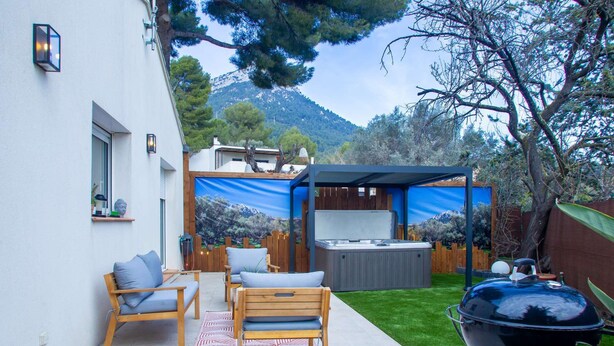 A patio with outdoor seating, a hot tub, and a barbecue grill. - Villa Provence -Clim-Terrasse-Jacuzzi®-BBQ (La Valette-du-Var)