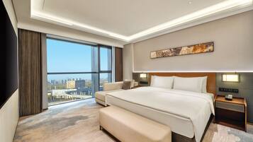 Deluxe Suite | In-room safe, blackout drapes, free WiFi