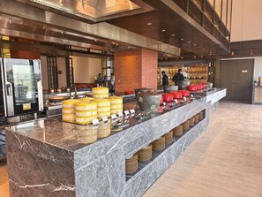 Tägliches Frühstücksbuffet gegen Gebühr