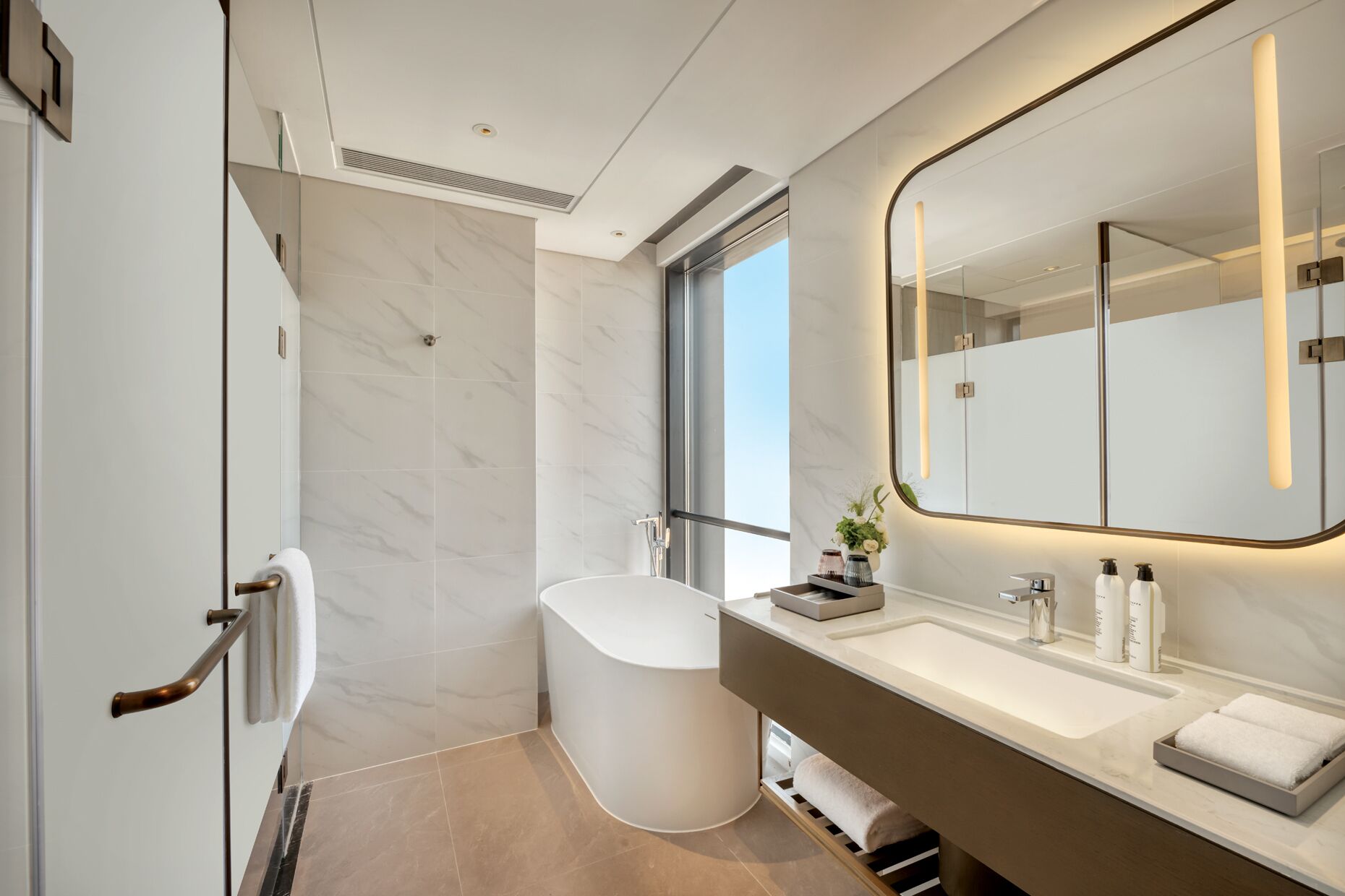 Family Suite With 3 Beds Room | Bathroom | Hair dryer, towels, shampoo, toilet paper