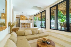 Living area - Stunning 4 BR villa with rooftop - 3 min from Balangan beach (Badung)