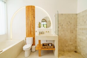 A bathroom with a bathtub, toilet, sink, and shower. - Stunning 4 BR villa with rooftop - 3 min from Balangan beach (Badung)
