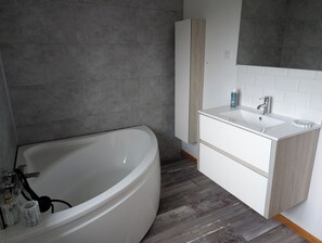 Bathroom - Vrbo Property (La Hague)
