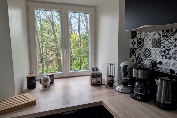 Cafetière-théière, réfrigérateur, four à micro-ondes, un four
