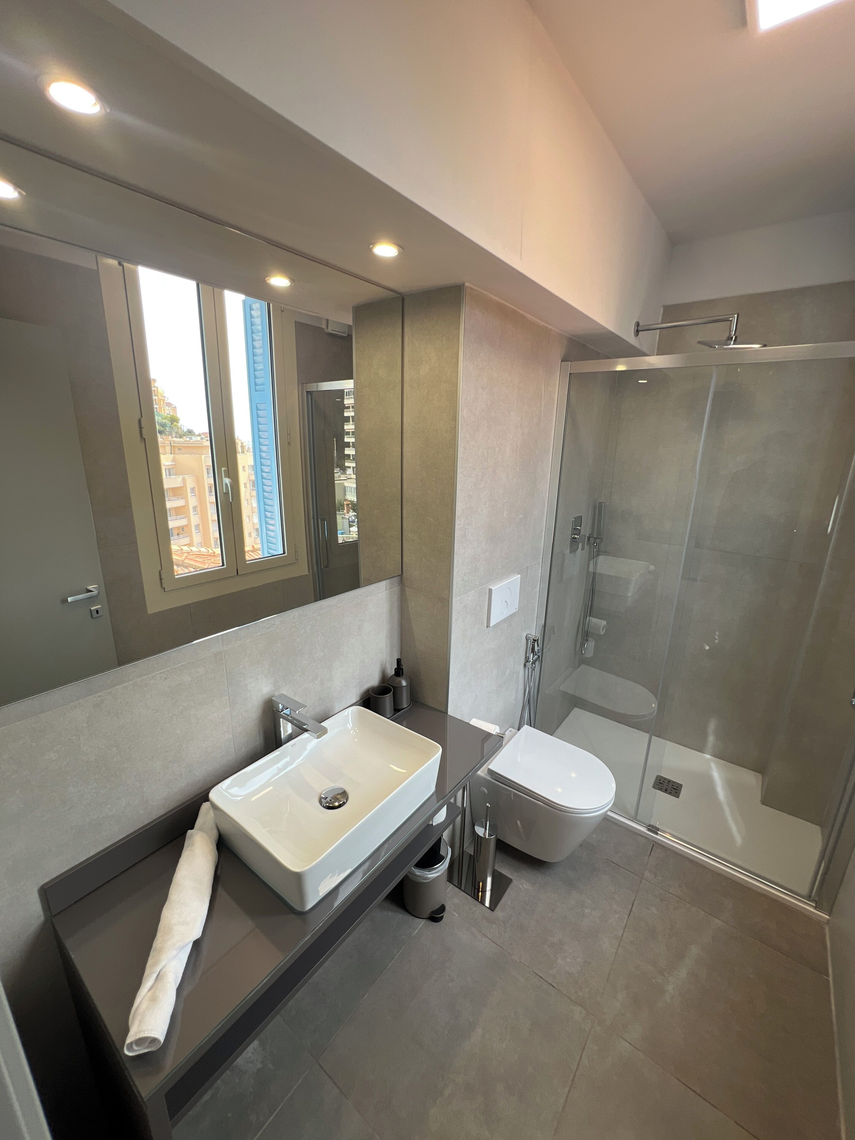 Douche, séchoir à cheveux, bidet, serviettes fournies