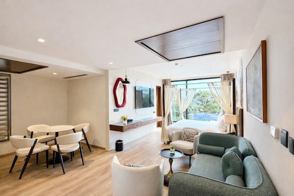 Luxury Studio Suite, Kitchenette | Interior