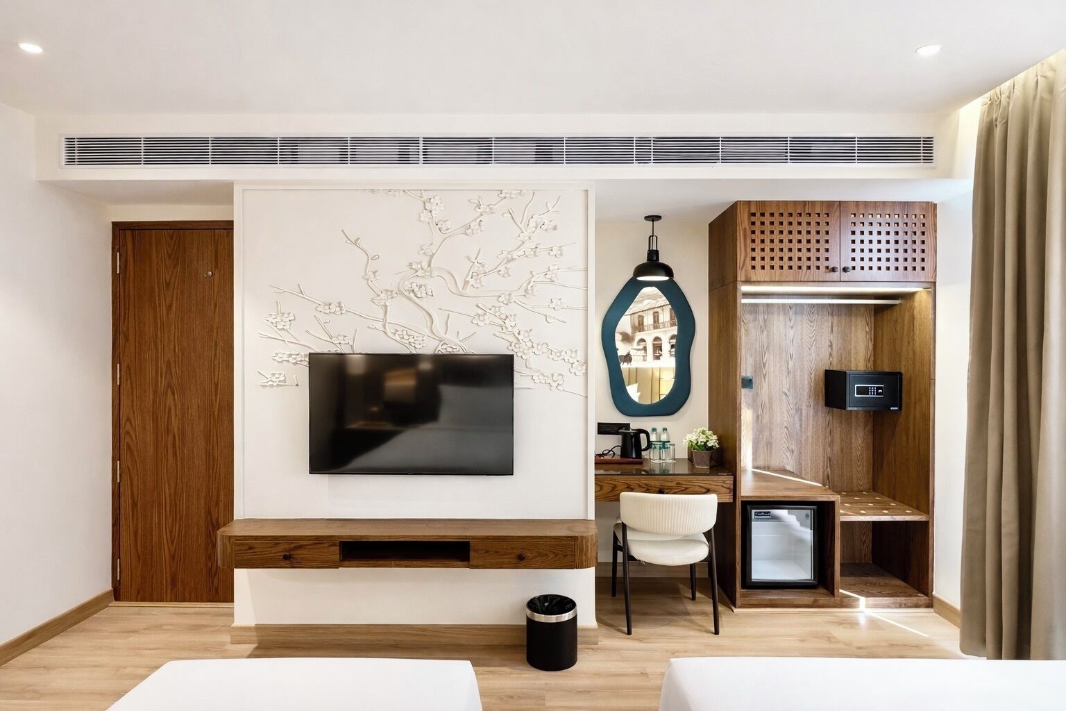 Una sala de estar moderna con un televisor de pantalla plana, muebles de madera, una silla blanca y una pequeña mesa.