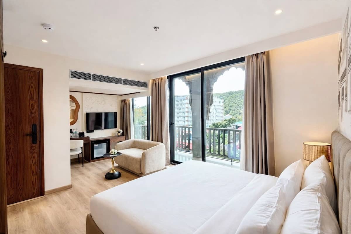 Design Suite, Balcony, Mountain View | In-room safe, desk, laptop workspace, blackout drapes