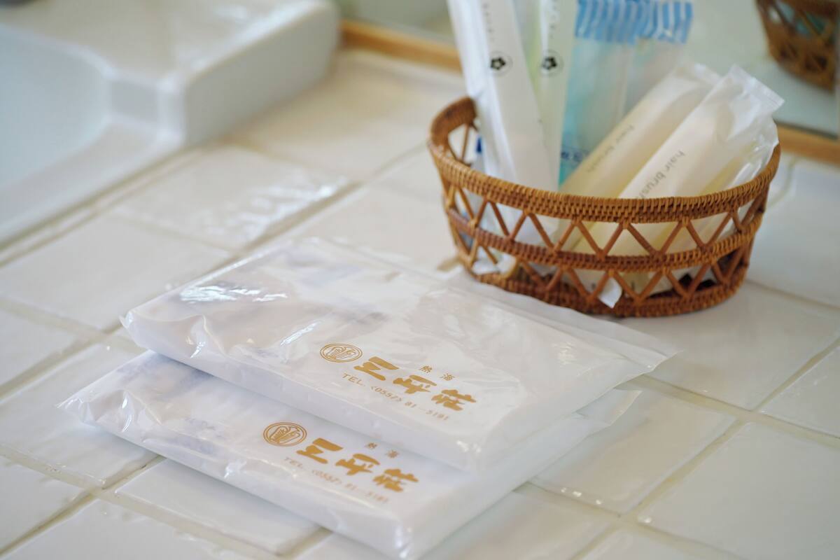 Room, Non Smoking | Bathroom amenities