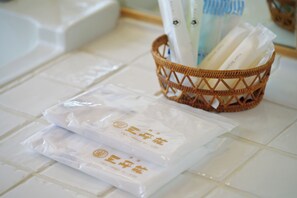 Kamar, Bebas Asap Rokok | Fasilitas kamar mandi