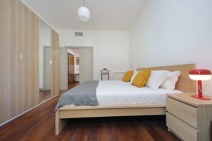 A bedroom with a bed, bedside table, and a lamp. - Monteverde - Large and comfortable apartment for 8 (Roma)