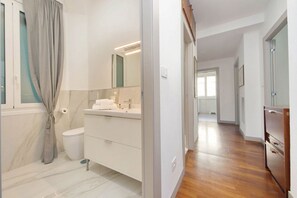 A modern bathroom with a toilet, sink, and mirror. - Monteverde - Large and comfortable apartment for 8 (Roma)