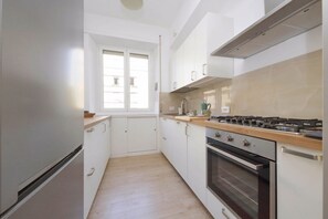 Fridge, dishwasher, toaster - Monteverde - Large and comfortable apartment for 8 (Roma)
