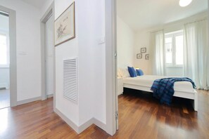 A bedroom with a bed, a window, and a door. - Monteverde - Large and comfortable apartment for 8 (Roma)