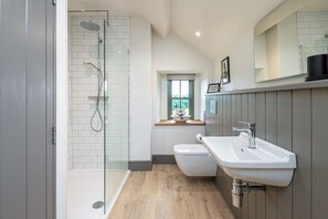 Dusche, Haartrockner, Handtücher, Toilettenpapier