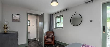 3 makuuhuonetta, silitysrauta/-lauta, ilmainen Wi-Fi, vuodevaatteet