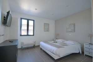 Room - Holiday Home 'Le T'chot Pierre 1' with Lake View, Shared Garden and Wi-Fi (Saint-Quentin-en-Tourmont)