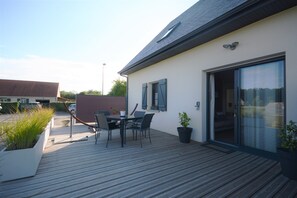 Outdoor dining - Holiday Home 'Le T'chot Pierre 1' with Lake View, Shared Garden and Wi-Fi (Saint-Quentin-en-Tourmont)