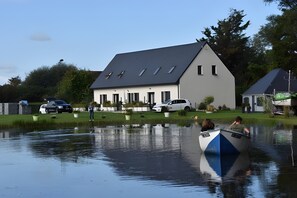 Exterior - Holiday Home 'Le T'chot Pierre 1' with Lake View, Shared Garden and Wi-Fi (Saint-Quentin-en-Tourmont)