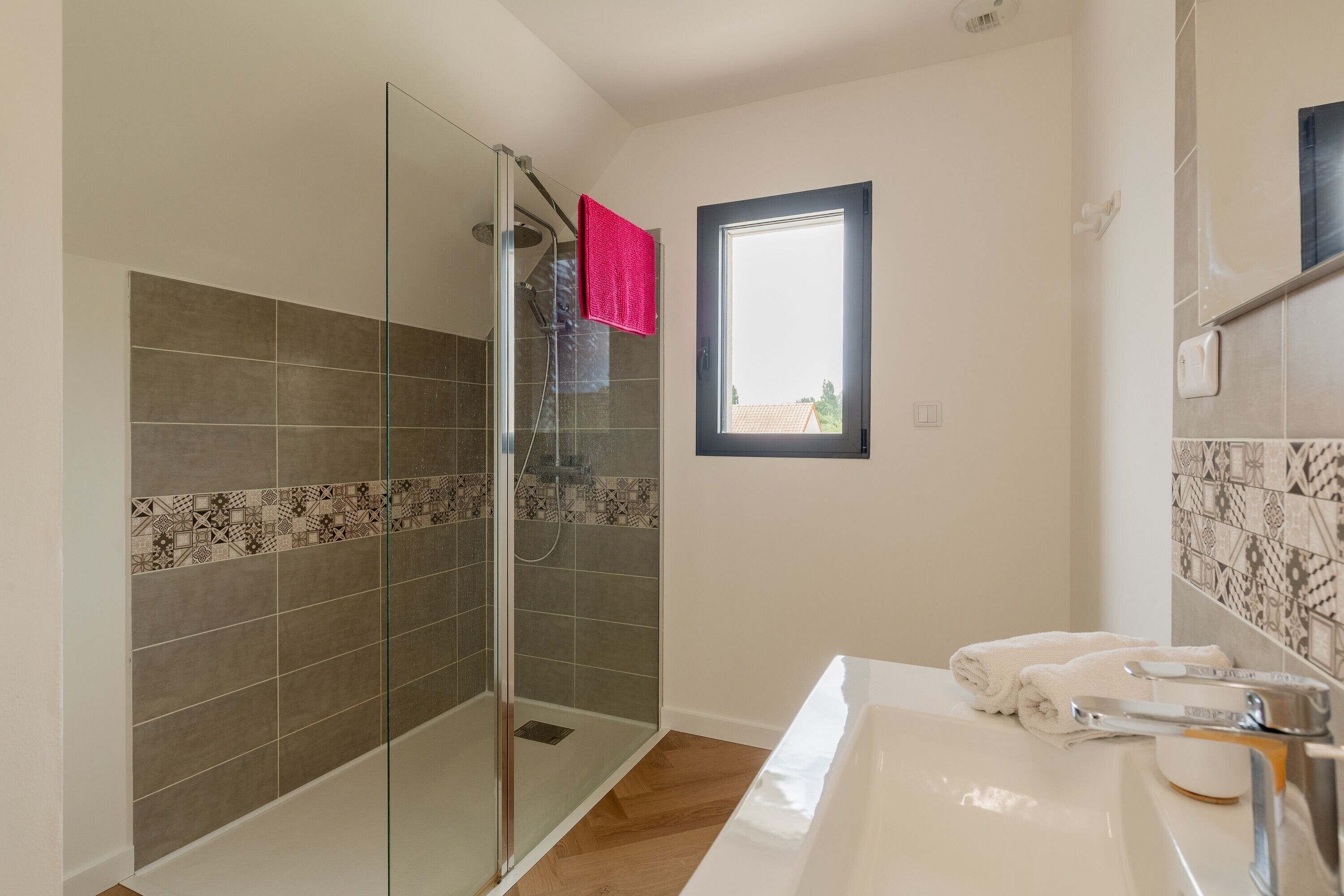 Shower, hair dryer, towels