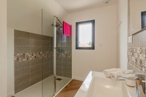 Shower, hair dryer, towels