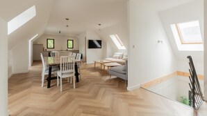 Ein geräumiges Loft mit Essbereich, Wohnzimmer und Küche.