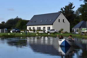 Exterior - Holiday Home 'Le T'chot Pierre 2' with Lake View, Private Terrace and Wi-Fi (Saint-Quentin-en-Tourmont)