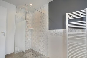 Bathroom - Holiday Home 'Le T'chot Pierre 2' with Lake View, Private Terrace and Wi-Fi (Saint-Quentin-en-Tourmont)